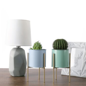 Predstavujeme vám elegantný kovový kvetináč Rozel, ktorý prichádza v balení po dvoch kusoch a je dostupný v moderných farebných kombináciách modrá, neo mint a zlatá. Tento kvetináč je ideálnym doplnkom pre váš interiér, kde dodá miestnosti svieži a štýlový vzhľad.