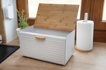 Jedinečným nie len praktickým pomocníkom, ale tiež krásnym dizajnovým prvkom vo Vašej kuchyni bude kovový chlebník s bambusovým vekom RUBIO. Materiál použitý na jeho výrobu je kvalitná oceľ s práškovým náterom, ktorá sa vyznačuje odolnosťou a nízkou údržbou. Veko je vyrobené z bambusového dreva,…