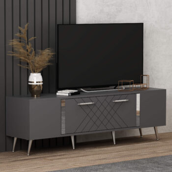 TV stolík RUBY - luxusný doplnok pre vašu obývaciu izbuTV stolík RUBY predstavuje dokonalé spojenie elegancie a funkčnosti. Je navrhnutý tak, aby sa stal výrazným prvkom vašej obývačky, a jeho luxusný štýl dodá interiéru nádych sofistikovanosti.Vyrobený z kvalitného LTD materiálu s hrúbkou 18 mm, TV stolík RUBY zaisťuje vysokú pevnosť a dlhú životnosť. Je vybavený praktickou skrinkou s jednými dvierkami, ktorá poskytuje dostatok úložného priestoru pre vaše multimediálne zariadenia a ďalšie potreby. Štýlové plastové úchytky vynikajú svojou jednoduchosťou a jednoduchou manipuláciou.Hlavné vlastnosti produktu:Typ tovaru: TV stolíkVhodné do miestnosti: obývacia izbaMateriál: LTDRozmery: 48.2 x 150 x 35 cmFarba: antracit + striebornáVybavenie: skrinkaŠtýl: luxusnéPočet dvierok: 1Úchytky: plastDodatočné informácie: Dodávame v demonte, plastové nožičkyTV stolík RUBY je dodávaný v demontovanom stave, čo uľahčuje prepravu a montáž. Plastové nožičky zaisťujú stabilitu a chránia podlahu pred poškodením.
