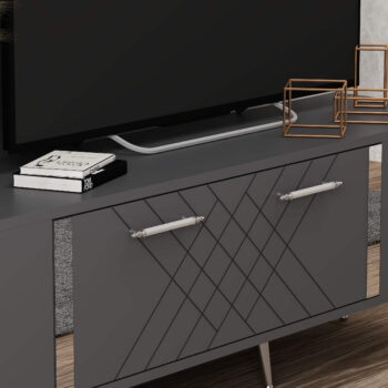 TV stolík RUBY - luxusný doplnok pre vašu obývaciu izbuTV stolík RUBY predstavuje dokonalé spojenie elegancie a funkčnosti. Je navrhnutý tak, aby sa stal výrazným prvkom vašej obývačky, a jeho luxusný štýl dodá interiéru nádych sofistikovanosti.Vyrobený z kvalitného LTD materiálu s hrúbkou 18 mm, TV stolík RUBY zaisťuje vysokú pevnosť a dlhú životnosť. Je vybavený praktickou skrinkou s jednými dvierkami, ktorá poskytuje dostatok úložného priestoru pre vaše multimediálne zariadenia a ďalšie potreby. Štýlové plastové úchytky vynikajú svojou jednoduchosťou a jednoduchou manipuláciou.Hlavné vlastnosti produktu:Typ tovaru: TV stolíkVhodné do miestnosti: obývacia izbaMateriál: LTDRozmery: 48.2 x 150 x 35 cmFarba: antracit + striebornáVybavenie: skrinkaŠtýl: luxusnéPočet dvierok: 1Úchytky: plastDodatočné informácie: Dodávame v demonte, plastové nožičkyTV stolík RUBY je dodávaný v demontovanom stave, čo uľahčuje prepravu a montáž. Plastové nožičky zaisťujú stabilitu a chránia podlahu pred poškodením.