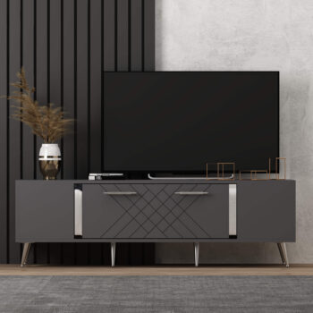 TV stolík RUBY - luxusný doplnok pre vašu obývaciu izbuTV stolík RUBY predstavuje dokonalé spojenie elegancie a funkčnosti. Je navrhnutý tak, aby sa stal výrazným prvkom vašej obývačky, a jeho luxusný štýl dodá interiéru nádych sofistikovanosti.Vyrobený z kvalitného LTD materiálu s hrúbkou 18 mm, TV stolík RUBY zaisťuje vysokú pevnosť a dlhú životnosť. Je vybavený praktickou skrinkou s jednými dvierkami, ktorá poskytuje dostatok úložného priestoru pre vaše multimediálne zariadenia a ďalšie potreby. Štýlové plastové úchytky vynikajú svojou jednoduchosťou a jednoduchou manipuláciou.Hlavné vlastnosti produktu:Typ tovaru: TV stolíkVhodné do miestnosti: obývacia izbaMateriál: LTDRozmery: 48.2 x 150 x 35 cmFarba: antracit + striebornáVybavenie: skrinkaŠtýl: luxusnéPočet dvierok: 1Úchytky: plastDodatočné informácie: Dodávame v demonte, plastové nožičkyTV stolík RUBY je dodávaný v demontovanom stave, čo uľahčuje prepravu a montáž. Plastové nožičky zaisťujú stabilitu a chránia podlahu pred poškodením.