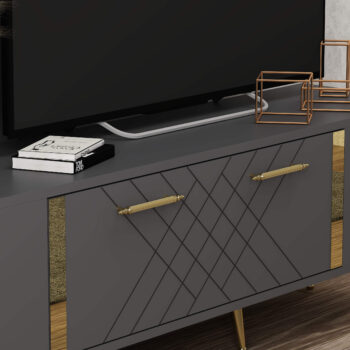 TV stolík RUBY - luxusný doplnok pre vašu obývaciu izbuTV stolík RUBY predstavuje dokonalé spojenie elegancie a funkčnosti. Je navrhnutý tak, aby sa stal výrazným prvkom vašej obývačky, a jeho luxusný štýl dodá interiéru nádych sofistikovanosti.Vyrobený z kvalitného LTD materiálu s hrúbkou 18 mm, TV stolík RUBY zaisťuje vysokú pevnosť a dlhú životnosť. Je vybavený praktickou skrinkou s jednými dvierkami, ktorá poskytuje dostatok úložného priestoru pre vaše multimediálne zariadenia a ďalšie potreby. Štýlové plastové úchytky vynikajú svojou jednoduchosťou a jednoduchou manipuláciou.Hlavné vlastnosti produktu:Typ tovaru: TV stolíkVhodné do miestnosti: obývacia izbaMateriál: LTDRozmery: 48.2 x 150 x 35 cmFarba: antracit + zlatáVybavenie: skrinkaŠtýl: luxusnéPočet dvierok: 1Úchytky: plastDodatočné informácie: Dodávame v demonte, plastové nožičkyTV stolík RUBY je dodávaný v demontovanom stave, čo uľahčuje prepravu a montáž. Plastové nožičky zaisťujú stabilitu a chránia podlahu pred poškodením.