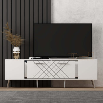 TV stolík RUBY - luxusný doplnok pre vašu obývaciu izbuTV stolík RUBY predstavuje dokonalé spojenie elegancie a funkčnosti. Je navrhnutý tak, aby sa stal výrazným prvkom vašej obývačky, a jeho luxusný štýl dodá interiéru nádych sofistikovanosti.Vyrobený z kvalitného LTD materiálu s hrúbkou 18 mm, TV stolík RUBY zaisťuje vysokú pevnosť a dlhú životnosť. Je vybavený praktickou skrinkou s jednými dvierkami, ktorá poskytuje dostatok úložného priestoru pre vaše multimediálne zariadenia a ďalšie potreby. Štýlové plastové úchytky vynikajú svojou jednoduchosťou a jednoduchou manipuláciou.Hlavné vlastnosti produktu:Typ tovaru: TV stolíkVhodné do miestnosti: obývacia izbaMateriál: LTDRozmery: 48.2 x 150 x 35 cmFarba: biela +striebornáVybavenie: skrinkaŠtýl: luxusnéPočet dvierok: 1Úchytky: plastDodatočné informácie: Dodávame v demonte, plastové nožičkyTV stolík RUBY je dodávaný v demontovanom stave, čo uľahčuje prepravu a montáž. Plastové nožičky zaisťujú stabilitu a chránia podlahu pred poškodením.