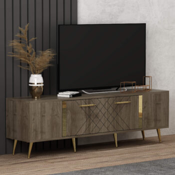 TV stolík RUBY - luxusný doplnok pre vašu obývaciu izbuTV stolík RUBY predstavuje dokonalé spojenie elegancie a funkčnosti. Je navrhnutý tak, aby sa stal výrazným prvkom vašej obývačky, a jeho luxusný štýl dodá interiéru nádych sofistikovanosti.Vyrobený z kvalitného LTD materiálu s hrúbkou 18 mm, TV stolík RUBY zaisťuje vysokú pevnosť a dlhú životnosť. Je vybavený praktickou skrinkou s jednými dvierkami, ktorá poskytuje dostatok úložného priestoru pre vaše multimediálne zariadenia a ďalšie potreby. Štýlové plastové úchytky vynikajú svojou jednoduchosťou a jednoduchou manipuláciou.Hlavné vlastnosti produktu:Typ tovaru: TV stolíkVhodné do miestnosti: obývacia izbaMateriál: LTDRozmery: 48.2 x 150 x 35 cmFarba: orech + zlatáVybavenie: skrinkaŠtýl: luxusnéPočet dvierok: 1Úchytky: plastDodatočné informácie: Dodávame v demonte, plastové nožičkyTV stolík RUBY je dodávaný v demontovanom stave, čo uľahčuje prepravu a montáž. Plastové nožičky zaisťujú stabilitu a chránia podlahu pred poškodením.