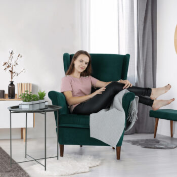 Predstavujeme vám elegantné kreslo Rufino 3 New, ktoré sa stane štýlovým doplnkom vášho interiéru. Toto klasické kreslo v modernom dizajne je ideálne pre tých, ktorí hľadajú pohodlie a estetiku v jednom. Jeho zelená farba v kombinácii s orechovým drevom dodáva priestoru nádych…