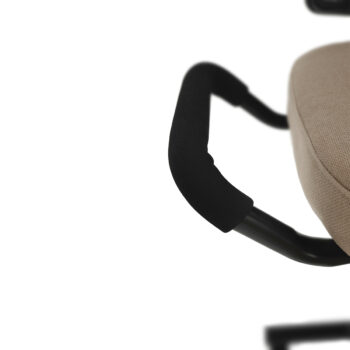 Predstavujeme vám ergonomickú kľakačku na kolieskach Rufus od značky Kondela. Tento moderný nábytok je ideálny do interiéru a môže byť využívaný celoročne. S jej béžovou a čiernou farbou sa hodí do každého priestoru.