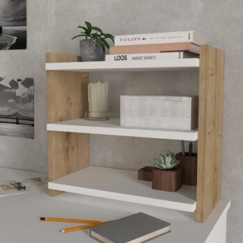 Moderný a minimalistický regál RUN bude Vašim praktickým pomocníkom. Skvele zapadne do každého interiéru a je ideálny na vystavenie kníh, dekorácii, či kvetov. Vďaka malým rozmerom ho môžete umiestniť kdekoľvek v miestnosti.Farebné prevedenie: sapphire / biela matnáMateriál: 18 mm LTD hranené PVC páskouRozmery: š 44 x v 40 x h 17 cm.Dodávame v demonte.