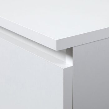 ADI80: Elegancia a funkcionalita v čisto bielom prevedení Regál ADI80 sa stane skvostom vášho interiéru vďaka jeho minimalistickému a elegantnému dizajnu v čisto bielom prevedení. Tento regál predstavuje dokonalú kombináciu formy a funkcie, vhodnú pre obývaciu izbu, kanceláriu či pracovňu. Regál ADI80 ponúka dostatok úložného priestoru pre knihy, dokumenty a ďalšie predmety. Je ideálny pre tých, ktorí hľadajú efektívne riešenie úložného priestoru s moderným vzhľadom.  Materiál: LTD pre dlhú životnosť a odolnosť voči opotrebovaniu Farba : čisto biela pre svieži a moderný vzhľad Rozmer: 180 x 80 x 35 cm Vybavenie: 2 zásuvky, dvierka plné (skrinka) a celkom 7 políc  Objavte kúzlo jednoduchosti a elegancie s regálom  ADI80. Nechajte svoj interiér žiariť sviežosťou a poriadkom.