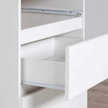 ADI80: Elegancia a funkcionalita v čisto bielom prevedení Regál ADI80 sa stane skvostom vášho interiéru vďaka jeho minimalistickému a elegantnému dizajnu v čisto bielom prevedení. Tento regál predstavuje dokonalú kombináciu formy a funkcie, vhodnú pre obývaciu izbu, kanceláriu či pracovňu. Regál ADI80 ponúka dostatok úložného priestoru pre knihy, dokumenty a ďalšie predmety. Je ideálny pre tých, ktorí hľadajú efektívne riešenie úložného priestoru s moderným vzhľadom.  Materiál: LTD pre dlhú životnosť a odolnosť voči opotrebovaniu Farba : čisto biela pre svieži a moderný vzhľad Rozmer: 180 x 80 x 35 cm Vybavenie: 2 zásuvky, dvierka plné (skrinka) a celkom 7 políc  Objavte kúzlo jednoduchosti a elegancie s regálom  ADI80. Nechajte svoj interiér žiariť sviežosťou a poriadkom.