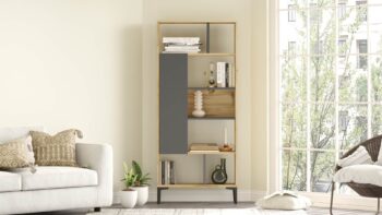 AIRA 4, váš nový dizajnový kus nábytku do obývačky, prináša moderný štýl a nekonečnú praktickosť. Tento elegantný regál je skvelým spojením funkčnosti a estetiky, ktorý zároveň optimálne využije váš priestor. Materiál AIRA 4 je vyrobený z prvotriedneho materiálu LTD a kovu. Hlavné rysy tohto regálu dotvárajú kovové prvky s exkluzívnou čiernou farbou. Materiál regálu má hrúbku 18 mm, čo zaručuje jeho pevnosť a stabilitu. Dizajn a rozmery Jeho jedinečný dizajn v modernom štýle sa skvele hodí do akejkoľvek obývačky. Jeho rozmery 163,3 x 72 x 25 cm zaručujú, že sa zmestí do rôznych priestorov bez ohľadu na ich veľkosť. Celkový vzhľad je doplnený elegantnou farbou dub Left a antracit. priestoru na uskladnenie kníh, ozdôb alebo iných predmetov. Plné dvierka: Tento regál je navyše vybavený plnými dvierkami, ktoré slúžia ako skrinka pre ďalší úložný priestor.  Nechajte vašu obývaciu izbu ožiť s regálom AIRA 4, ktorý je nielen štýlový, ale aj funkčný a praktický.
