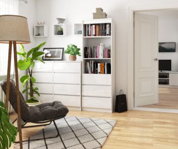 Regál CLAUDY60: Pridaná hodnota pre váš interiér Objavte krásu a funkčnosť s CLAUDY60, elegantným regálom, ideálnym pre obývaciu izbu,  kanceláriu alebo pracovňu. Tento výnimočný nábytkový kúsok spája dizajn s praktickosťou, stáva sa tak nevyhnutným doplnkom každého moderného domova. Vyrobené z vysoko kvalitného materiálu LTD, CLAUDY60 je zárukou odolnosti a dlhej životnosti. V čisto bielej farbe prináša svetlo a vzdušnosť do vášho priestoru, čo je ideálne pre menšie miestnosti alebo na dosiahnutie minimalistického vzhľadu.  Rozmery: 180 x 60 x 35 cm Počet políc: 3, ktoré poskytujú dostatok priestoru pre vaše knihy alebo dekorácie. Vybavenie: 3 zásuvky< /strong> ponúka skvelý úložný priestor pre drobnejšie predmety, zatiaľ čo police umožňujú jednoduchú organizáciu vašich obľúbených kúskov.  Moderný, elegantný a nadčasový – to je CLAUDY60. Urobte svoj domov ešte útulnejším s týmto dokonalým regálom!