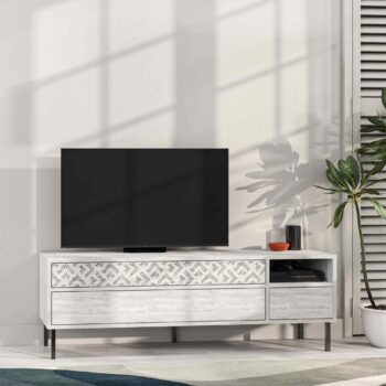 TV Stolík SACHI: Retro elegancia v antickej bielej Introdukujte nádych vintage do svojej obývačky s TV stolom SACHI. Vytvorený s ohľadom na retro štýl, tento stolík kombinuje estetiku minulých čias s modernou funkcionalitou, aby poskytol štýlové a praktické riešenie pre vaše multimediálne potreby.  Typ tovaru: TV stolík  Materiál: Vysoká kvalita melamínu, VT laminátu doplnená kovovými detailom Rozmery: 48.4 x 144.6 x 35.6 cm Farba: Elegantná antická biela Vybavenie: Tri zásuvky pre úložný priestor a regál pre ľahký prístup k vašim obľúbeným položkám Štýl: Vintage a retro Tvar: Klasický obdĺžnikový s rovnými líniami Hrúbka materiálu:< /strong> Odolných 18mm  So TV stolom SACHI prineste do svojej obývačky nádych nostalgie a elegancii, ktorá pretrvala generácia. Retro design a praktickosť v jednom.