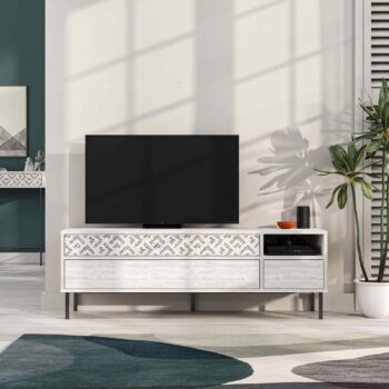 TV Stolík SACHI: Retro elegancia v antickej bielej Introdukujte nádych vintage do svojej obývačky s TV stolom SACHI. Vytvorený s ohľadom na retro štýl, tento stolík kombinuje estetiku minulých čias s modernou funkcionalitou, aby poskytol štýlové a praktické riešenie pre vaše multimediálne potreby.  Typ tovaru: TV stolík  Materiál: Vysoká kvalita melamínu, VT laminátu doplnená kovovými detailom Rozmery: 48.4 x 144.6 x 35.6 cm Farba: Elegantná antická biela Vybavenie: Tri zásuvky pre úložný priestor a regál pre ľahký prístup k vašim obľúbeným položkám Štýl: Vintage a retro Tvar: Klasický obdĺžnikový s rovnými líniami Hrúbka materiálu:< /strong> Odolných 18mm  So TV stolom SACHI prineste do svojej obývačky nádych nostalgie a elegancii, ktorá pretrvala generácia. Retro design a praktickosť v jednom.