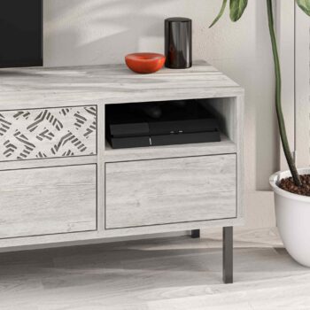 TV Stolík SACHI: Retro elegancia v antickej bielej Introdukujte nádych vintage do svojej obývačky s TV stolom SACHI. Vytvorený s ohľadom na retro štýl, tento stolík kombinuje estetiku minulých čias s modernou funkcionalitou, aby poskytol štýlové a praktické riešenie pre vaše multimediálne potreby.  Typ tovaru: TV stolík  Materiál: Vysoká kvalita melamínu, VT laminátu doplnená kovovými detailom Rozmery: 48.4 x 144.6 x 35.6 cm Farba: Elegantná antická biela Vybavenie: Tri zásuvky pre úložný priestor a regál pre ľahký prístup k vašim obľúbeným položkám Štýl: Vintage a retro Tvar: Klasický obdĺžnikový s rovnými líniami Hrúbka materiálu:< /strong> Odolných 18mm  So TV stolom SACHI prineste do svojej obývačky nádych nostalgie a elegancii, ktorá pretrvala generácia. Retro design a praktickosť v jednom.