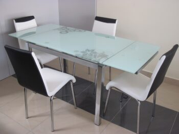 Rozkladací jedálenský stôl GD-017 biely.Jedálenský stôl má pracovnú dosku zo skla v bielej farbe s jemným vzorom. Kov je vo farbe chróm lesklý SO2. Nohy - hranaté. Moderný štýlový nábytok, ktorý rozjasní Váš interiér.Stôl je rozkladací, rozkladacie časti sa nachádzajú na pravom a ľavom kraji (t.j. dve rozkladacie plochy šírky 30 cm). Plocha pred rozložením 74x110 cm, po rozložení oboch krajných častí 74x170 cm. Výška stola GD-017 je 75 cm.Stôl je určený pre 4 až 6 osôb.