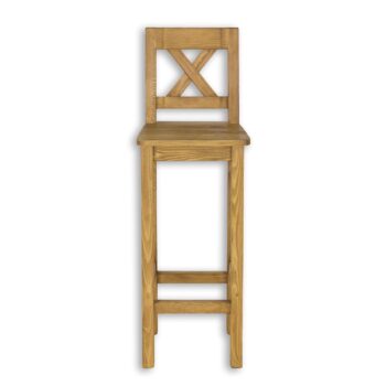 Barová stolička Rustik KT709 je vyrobená z masívneho borovicového dreva. Táto ergonomická a stabilná stolička je vypracovaná tak, aby užívateľovi poskytla čo najvyšší komfort. Výborne sa hodí do kuchynských kútov vybavených vysokým pultom oddeľujúcim priestor medzi kuchyňou a obývačkou.Nábytok je pokrytý prírodným včelím voskom, ktorý vytvára ochrannú vrstvu proti vlhkosti, a zároveň sa stará o drevo. Vďaka ošetreniu voskovaním dokážeme zvýrazniť prirodzenú štruktúru dreva a prehĺbiť jeho prirodzenú farbu. Včelí vosk je prírodný produkt, voskovaný nábytok tak získava antistatické vlastnosti – menej sa na jeho povrchu usádza prach. Ďalšou výhodou voskovaného nábytku je jeho hodvábne hladký povrch a príjemná vôňa prírodného dreva.Rozmery: (ŠxVxH): 38 x 115 x 43 cm.Nábytok dodávame zložený. V našej ponuke nájdete ďalšie prvky krásneho sektoru Rustik, vďaka ktorému si zariadite pracovňu, obývačku, či spálňu v jedinečnom štýle.