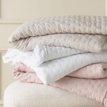 Ružový prehoz na posteľ Molly s volánom 170 x 210 cm