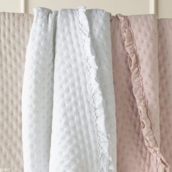 Ružový prehoz na posteľ Molly s volánom 200 x 220 cm