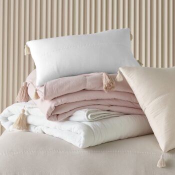 Ružový prehoz na posteľ Noemi so strapcami 220 x 240 cm