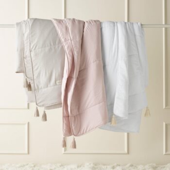 Ružový prehoz na posteľ Noemi so strapcami 220 x 240 cm