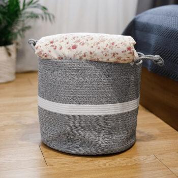 Pletený kôš Sago s rozmermi 40x37 cm v elegantnej kombinácii sivej a bielej farby je ideálnym doplnkom pre váš interiér. Tento moderný kôš od značky KONDELA je navrhnutý tak, aby spĺňal nielen estetické, ale aj praktické požiadavky na úložný priestor.