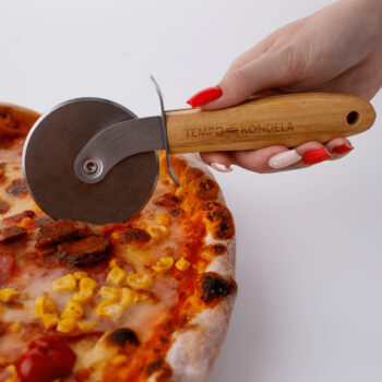 Predstavujeme vám krájač na pizzu Salky - prírodná, ktorý je ideálnym doplnkom do každej modernej kuchyne. Tento elegantný a funkčný nástroj od značky KONDELA je navrhnutý tak, aby uľahčil krájanie vašej obľúbenej pizze s maximálnou presnosťou a pohodlím.