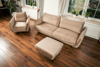 Stredobodom Vašej obývačky, na ktorú ihneď padne každému zrak sa stane rozkladacia sedacia súprava s úložným priestorom SALMA 3+1+1. Súčasťou súpravy je rozkladacia pohovka, kreslo a taburetka, vďaka ktorej dokonale využijete priestor a ich celočalúnenie zabezpečí, že je možné nábytok postaviť…