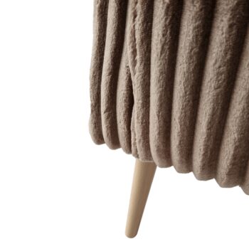 Predstavujeme vám elegantné kreslo Samy 1, ktoré sa stane štýlovým doplnkom vášho interiéru. Toto klasické kreslo v modernom dizajne je vyrobené z kvalitnej látky v sivohnedej (taupe) farbe, ktorá dokonale ladí s bukovými nohami. Je ideálnou voľbou pre tých, ktorí hľadajú…