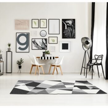 Koberec SANAR 67x120 cm je moderným kúskom, ktorý vo Vás zanechá silné emócie. Jeho geometrický tvar s príjemnými farbami čierna, sivá a biela si získa Váš obdiv. Tvorí ho 100% polypropylén a jeho rozmery sú (DxŠ): 120x67 cm. Výška vlasu je 0,60 cm a jeho gramáž je 1300 g/m2. Je vhodný na podlahové…