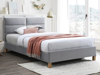 Štýlová a elegantná posteľ SÁRA VELVET, patrí medzi moderné manželské postele. Ponúka spaciu plochu 160 x 200 cm. Výrazným dizajnovým prvkom tejto postele je čelo, ktoré tiež ochráni vašu stenu pred oderom. Posteľ je celočalúnená.Na čalúnenie je použitá kvalitná látka TAP 150. Elegantné nožičky sú z masívneho dreva. V cene postele je laminátový rošt. Matrac nie je v cene postele, je potrebné si ho dokúpiť. Odporúčaná veľkosť 160 x 200 cm, alebo dva krát 80 x 200 cm.Celkové rozmery postele (š/v/h): 166 x 91 x 213 cm. Výška predného čela: 31 cm. Výška bočnej dosky: 18 cm. Výška od roštu po hornú hranu bočnice: 6 cm.Dodávame v demontovanom stave.