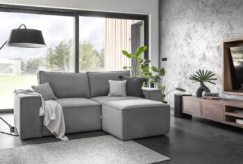 Domov bez pohodlnej pohovky si už ani nevieme predstaviť. Rozkladacia pohovka s úložným priestorom SAVILA vnesie do Vášho domova to pravé čaro a obývačka sa stane srdcom domova, kde sa stretnete s blízkymi či rodinou a budete si užívať spoločné chvíle. Pohovka Savila je jedinečný a originálny kúsok…