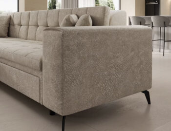 Súmerné prešívanie, jednoduchý dizajn, elegancia a vysoké štíhle nohy rohovej sedačky s rozkladom SAVIO L si Vás omotajú okolo prsta hneď na prvý pohľad. Sedačka sa stane praktickým pomocníkom, a elegantným doplnkom menšej, no kľudne aj tej väčšej obývačky. Farebné prevedenie béžová je…