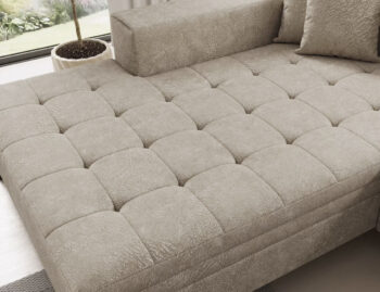 Súmerné prešívanie, jednoduchý dizajn, elegancia a vysoké štíhle nohy rohovej sedačky s rozkladom SAVIO L si Vás omotajú okolo prsta hneď na prvý pohľad. Sedačka sa stane praktickým pomocníkom, a elegantným doplnkom menšej, no kľudne aj tej väčšej obývačky. Farebné prevedenie béžová je…