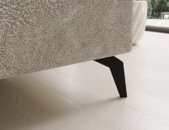 Súmerné prešívanie, jednoduchý dizajn, elegancia a vysoké štíhle nohy rohovej sedačky s rozkladom SAVIO L si Vás omotajú okolo prsta hneď na prvý pohľad. Sedačka sa stane praktickým pomocníkom, a elegantným doplnkom menšej, no kľudne aj tej väčšej obývačky. Farebné prevedenie béžová je…