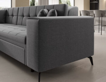 Súmerné prešívanie, jednoduchý dizajn, elegancia a vysoké štíhle nohy rohovej sedačky s rozkladom SAVIO L si Vás omotajú okolo prsta hneď na prvý pohľad. Sedačka sa stane praktickým pomocníkom, a elegantným doplnkom menšej, no kľudne aj tej väčšej obývačky. Farebné prevedenie svetlosivá je…