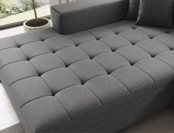 Súmerné prešívanie, jednoduchý dizajn, elegancia a vysoké štíhle nohy rohovej sedačky s rozkladom SAVIO L si Vás omotajú okolo prsta hneď na prvý pohľad. Sedačka sa stane praktickým pomocníkom, a elegantným doplnkom menšej, no kľudne aj tej väčšej obývačky. Farebné prevedenie svetlosivá je…