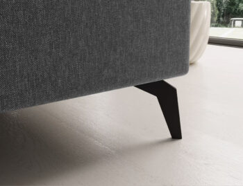 Súmerné prešívanie, jednoduchý dizajn, elegancia a vysoké štíhle nohy rohovej sedačky s rozkladom SAVIO L si Vás omotajú okolo prsta hneď na prvý pohľad. Sedačka sa stane praktickým pomocníkom, a elegantným doplnkom menšej, no kľudne aj tej väčšej obývačky. Farebné prevedenie svetlosivá je…