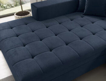 Súmerné prešívanie, jednoduchý dizajn, elegancia a vysoké štíhle nohy rohovej sedačky s rozkladom SAVIO L si Vás omotajú okolo prsta hneď na prvý pohľad. Sedačka sa stane praktickým pomocníkom, a elegantným doplnkom menšej, no kľudne aj tej väčšej obývačky. Farebné prevedenie tmavomodrá je…