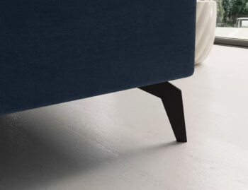 Súmerné prešívanie, jednoduchý dizajn, elegancia a vysoké štíhle nohy rohovej sedačky s rozkladom SAVIO L si Vás omotajú okolo prsta hneď na prvý pohľad. Sedačka sa stane praktickým pomocníkom, a elegantným doplnkom menšej, no kľudne aj tej väčšej obývačky. Farebné prevedenie tmavomodrá je…