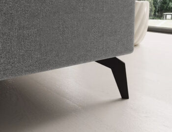 Súmerné prešívanie, jednoduchý dizajn, elegancia a vysoké štíhle nohy rohovej sedačky s rozkladom SAVIO L si Vás omotajú okolo prsta hneď na prvý pohľad. Sedačka sa stane praktickým pomocníkom, a elegantným doplnkom menšej, no kľudne aj tej väčšej obývačky. Farebné prevedenie tmavosivá je…