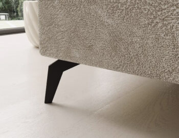 Súmerné prešívanie, jednoduchý dizajn, elegancia a vysoké štíhle nohy rohovej sedačky s rozkladom SAVIO P si Vás omotajú okolo prsta hneď na prvý pohľad. Sedačka sa stane praktickým pomocníkom, a elegantným doplnkom menšej, no kľudne aj tej väčšej obývačky. Farebné prevedenie béžová je…