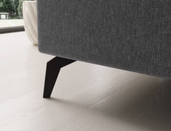 Súmerné prešívanie, jednoduchý dizajn, elegancia a vysoké štíhle nohy rohovej sedačky s rozkladom SAVIO P si Vás omotajú okolo prsta hneď na prvý pohľad. Sedačka sa stane praktickým pomocníkom, a elegantným doplnkom menšej, no kľudne aj tej väčšej obývačky. Farebné prevedenie svetlosivá je…