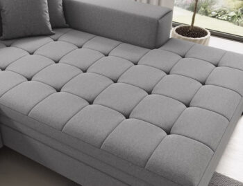 Súmerné prešívanie, jednoduchý dizajn, elegancia a vysoké štíhle nohy rohovej sedačky s rozkladom SAVIO P si Vás omotajú okolo prsta hneď na prvý pohľad. Sedačka sa stane praktickým pomocníkom, a elegantným doplnkom menšej, no kľudne aj tej väčšej obývačky. Farebné prevedenie tmavosivá je…