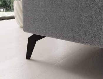 Súmerné prešívanie, jednoduchý dizajn, elegancia a vysoké štíhle nohy rohovej sedačky s rozkladom SAVIO P si Vás omotajú okolo prsta hneď na prvý pohľad. Sedačka sa stane praktickým pomocníkom, a elegantným doplnkom menšej, no kľudne aj tej väčšej obývačky. Farebné prevedenie tmavosivá je…