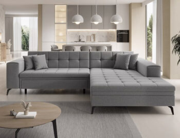 Súmerné prešívanie, jednoduchý dizajn, elegancia a vysoké štíhle nohy rohovej sedačky s rozkladom SAVIO P si Vás omotajú okolo prsta hneď na prvý pohľad. Sedačka sa stane praktickým pomocníkom, a elegantným doplnkom menšej, no kľudne aj tej väčšej obývačky. Farebné prevedenie tmavosivá je…