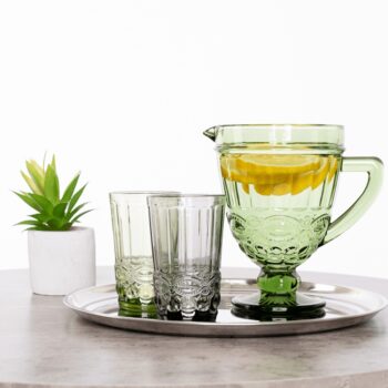 Predstavujeme vám elegantný džbán na vodu Savoy s objemom 1150 ml v jemnej zelenej farbe, ktorý je ideálnym doplnkom pre každú modernú domácnosť. Tento džbán je vyrobený z kvalitného skla, čo mu dodáva nielen estetický vzhľad, ale aj odolnosť…