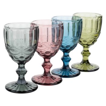 Predstavujeme vám elegantný pohár na víno Savoy Typ 3, ktorý je súčasťou sady štyroch pohárov s objemom 240 ml. Tento moderný pohár je ideálny pre všetkých milovníkov vína, ktorí ocenia nielen jeho funkčnosť, ale aj estetický vzhľad. Poháre sú vyrobené z kvalitného skla, ktoré…