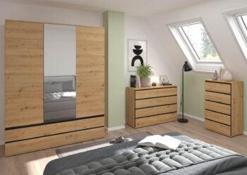 SAXON komoda TYP 05 je v príjemnom neutrálnom farebnom prevedení. Korpus aj dvierka sú vyrobené z kvalitnej MDF dosky. Komoda disponuje piatimi zásuvkami.Rozmery: Š60 / V105 / H40 cmFarebné prevedenie: dub ArtisanTV stolík je súčasťou sektorového nábytku SAXON a v ponuke sú aj ďalšie produkty sektoru.Dodávame v demontovanom stave.