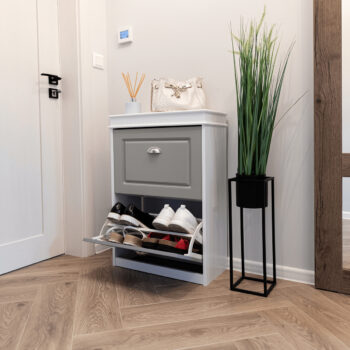 Predstavujeme vám moderný botník Seber Typ 1, ktorý je ideálnym riešením pre vašu predsieň. Tento elegantný kus nábytku v kombinácii bielej a sivej farby prinesie do vášho interiéru svieži vzhľad a praktickosť. Botník je vyrobený z kvalitného aglomerovaného materiálu, konkrétne…