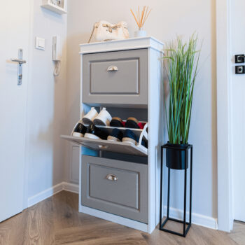 Predstavujeme vám moderný botník Seber Typ 2, ktorý je ideálnym riešením pre vašu predsieň. Tento elegantný kus nábytku v kombinácii bielej a sivej farby prinesie do vášho interiéru svieži vzhľad a praktickosť. S rozmermi 53,5 cm na šírku, 117 cm na výšku a hĺbkou 24 cm ponúka…